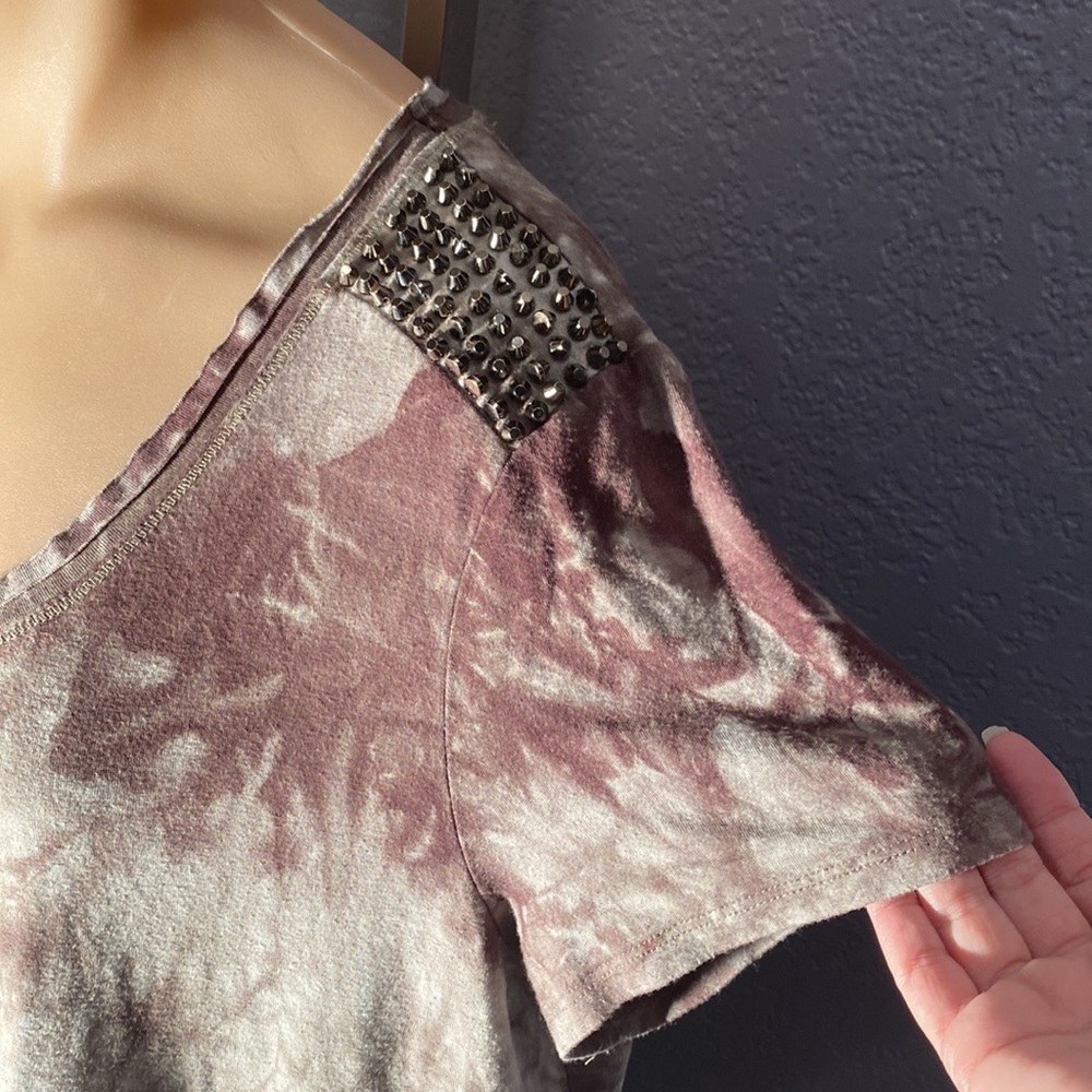 ROCK & REPUBLIC - tee: green tie dye s/s w gunmetal studded shoulder tops - XL - Picture 10 of 16